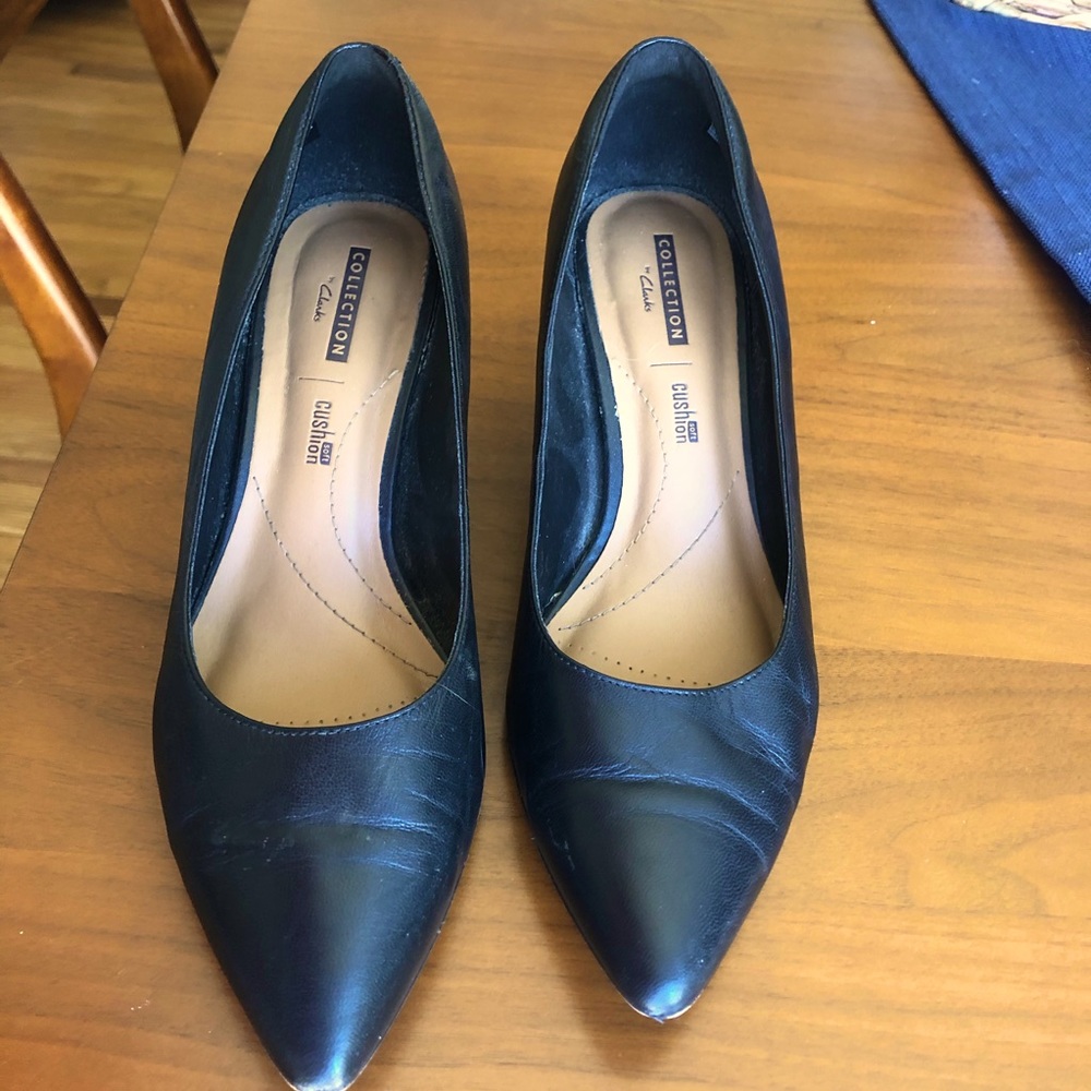 Clarks black pump.